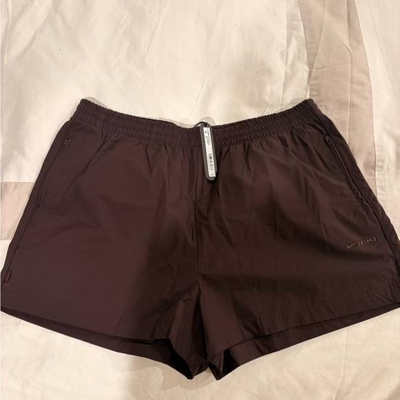 Skims Nike woven nylon 5" track shorts in L (exclusive color) - Picture 2 of 4
